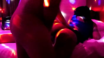 与我饥渴而轻浮的最好的朋友（19 岁）进行充满激情的性爱