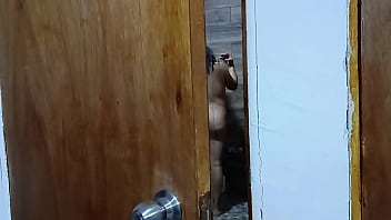 Me caliento cada día más espiando a mi cuñada cuando se baña