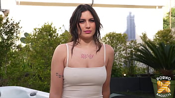 Laury, chaude coquine, partage une bite avec sa copine