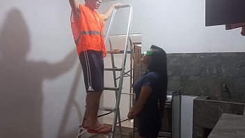 Sexo con el albañil!! me puse a obserbar al nuevo albañil que realizaba el mantenimiento del techo. luego lo vi que estaba muy atletico y musculoso. lo seduje y le mame la polla, luego me follo delicioso de pie