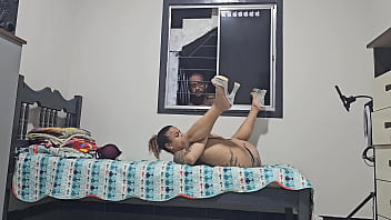 MARIDO CORNO VER PELA JANELA ESPOSA SI MASTURBANDO PRA SEU AMANTE E NAO FAZ NADA