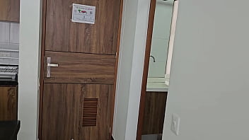 Sirvienta latina es follada por su jefe después de ofrecerle un aumento