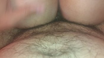 La puta con su culo drenando mis pelotas