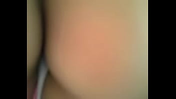 Upskirt a mamita joven con tanga blanca