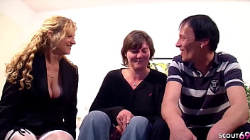 Reife deutsche Hausfrau treibt es mit alten echten Ehepaar im FFM Dreier