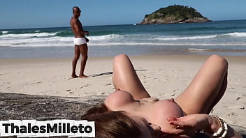 Levei a gostosa para uma praia deserta, ficou tão louca de prazer que acabou sedendo o cuzinho pra eu meter