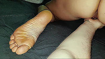 40-year-old stepmom and her wrinkled soles feet