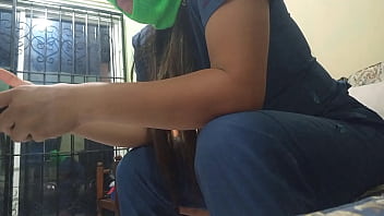 Una madrastra madura de culo regordete y grandes tetas se masturba en casa sobre el sofa. ¿Quieres follarla? PAWG. ASMR. BBW. fetiche aficionado. 1