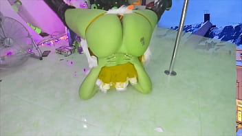 Grinch caliente se folla en split y baila en el tubo