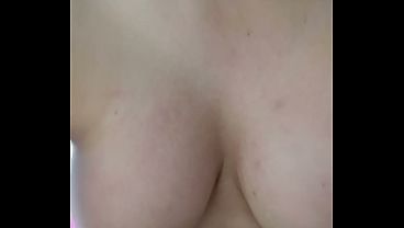 Cabalgando la polla de mi novio mientras mis papás no están