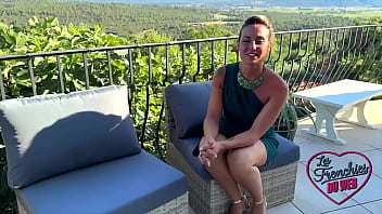 Pam et Ashley, deux blondes coquines, aiment le sexe à trois !