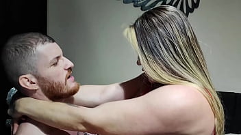 Cleo Cadillac paga o eletricista com sexo