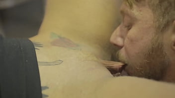 Loira puta chama porteiro para chupar sua buceta - Evy Kethlyn & Thelo