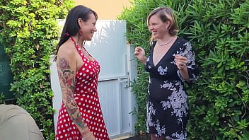 Ma copine adeline lafouine m'invite pour son jeux anal des baguettes chinoises