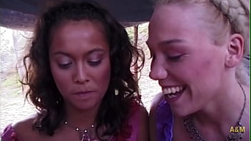 Las chicas hippies de acampada que se comían todo, todo....