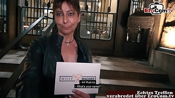 Tätowierte reife Frau mit kurzen Haaren abgeschleppt zum Fickdate