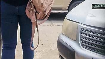 EN LA CALLE, una señora infiel madurita es pillada y termina follando con un joven desconocido, antes de que llegue su esposo a casa.