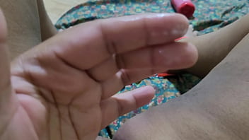 Professora envia vídeo para aluno se masturbando e com sua grande buceta melada e tenho um squirt