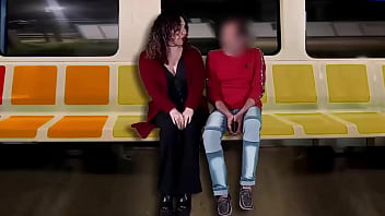 Masturbo a un desconocido en el tren mientras mi esposo filma todo
