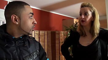 Un technicien chaud lapin intervient pour réchauffer la belle Louise!