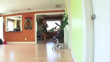 Lovers calientes Cherie DeVille, Holly Michaels tribbing y comiendo coños en el sof