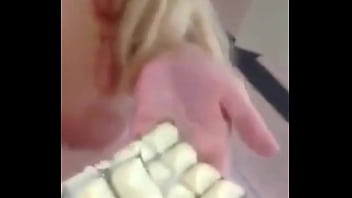 Suzie Slut comendo chocolate com porra