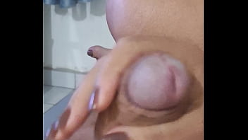 Madastra assistindo filme com enteado sozinhos em casa, ela só queria estar apertando algo. Por favor, não goze