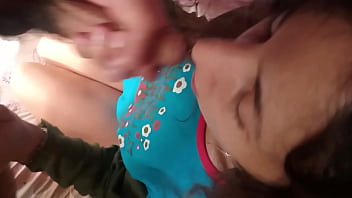 Milf folla a escondidas bajo la frazada