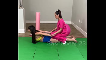 Stretch Mistress & Sasha Pearl الدكتورة بتدلك بزازي