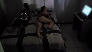 Madrasta divide a cama com enteado devido reforma de seu quarto