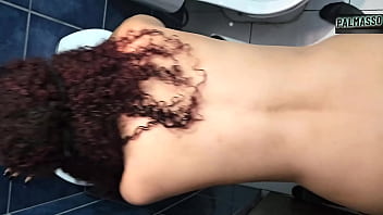 Joven se folla a madura: Tuvimos sexo rapidín. ¡Ella me tiene ganas!, ¡le gustan los jóvenes! ¡Follamos hasta en el baño y se tomó la corrida!