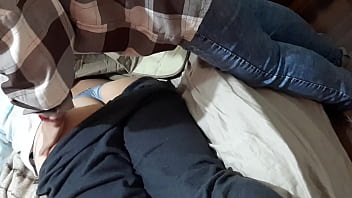 Mi madre me vacuna mi esposo me espía bañándome para follarme y dejarme la boca llena de leche