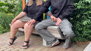 Sexy unfamiliar MILF let me cum in the park on a bench