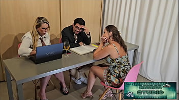 Mama Studio em: Sexo no escritório de baixo da mesa - Grátis