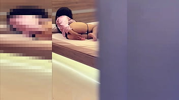 ESPIANDO A MI MADRASTRA HORNY ME MASTURBO EN SU ESPALDA SIN QUE LO NOTE