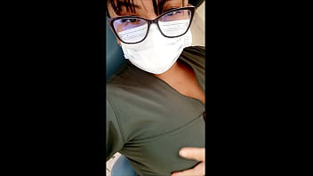 Enfermera del demonio!! la zorra realiza la limpieza del salon de cirugia odontologica y luego se comienza a tocar miy sensualmente