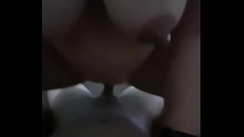 Esposa dos peitos durinhos de tesão senta gostoso antes de se entregar de quatro