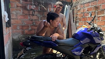 Mi vecino me ayuda a lavar y despues me folla muy rico
