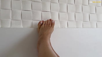 MILF gostosa faz massagem de PÉS com o dildo enquanto MASTURBA seu CLITÓRIS GRANDE – Fabi Drumond