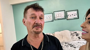 Fodendo a enteada e a madrasta juntas