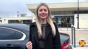 Georgia, belle coquine, est adepte du sextoy