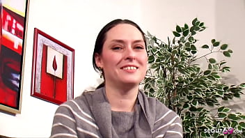 Natürlicher deutsche Studentin masturbiert das erste Mal für ihren Freund vor der Kamera