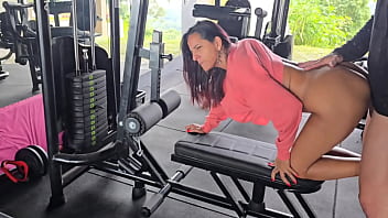 Fodi a morena gostosa Kel Macettare na academia do condomínio.
