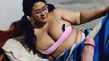 Meia irmã espera sua madrasta sair e fode com seu meio irmão ele goza em seu cuzinho