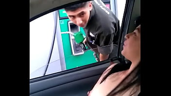 Cargando gasolina la puta de Alexxxa Milf con las tetas de fuera