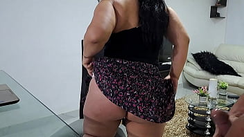 Mi madrastra está muy estresada por su trabajo, la hago chuparme la polla para que se sienta mejor PT2