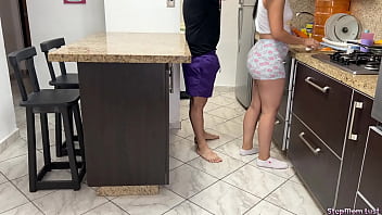 Engañando a mi Madrastra Capitulo 8 Mi Hermosa Madrastra Cocinando con Shores Sexy y un Gran Culo Aprovecho cuando Esta Sola en Casa