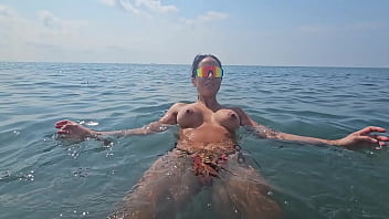 Chat on the beach between voyeurs and passers-by