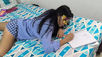 Wanita berseragam itu mengerjakan PR-nya dengan rok pendek! Dia cantik dan genit.