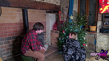 La magie de noël un beau baise la step mom j'installe la décoration de noël, ...